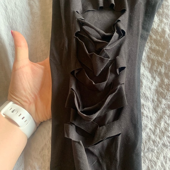 Very soft black leggings with machine made rips in knees - Picture 3 of 4